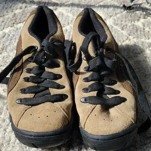 VTG Y2K 90s Simple shoes, mens size 7 Or Womens 5